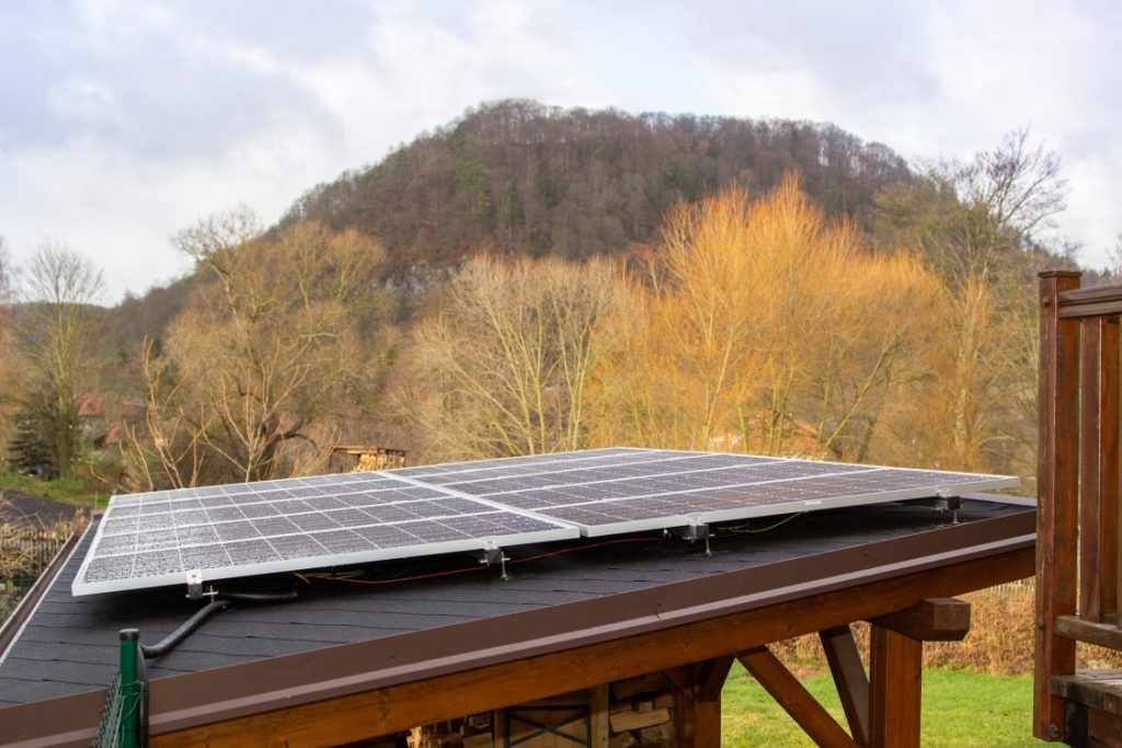 Instalace fotovoltaické elektrárny na přístavku